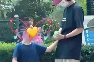 赵丽颖带娃购物显母爱，单亲妈妈育儿细节暖心