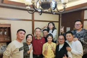 贾玲为恩师冯巩庆生，师徒情深成就票房女王
