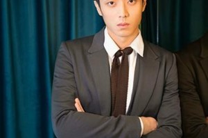 陈靖可2018微博之夜帅气亮相 双领带造型吸睛