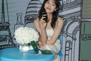 钟楚曦上海品牌活动亮相 清新吊带裙显女神气质