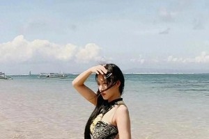 程潇海边写真曝光：性感泳衣展现完美身材