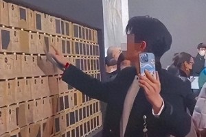 微博之夜明星送礼大赏：田曦薇粘毛器成笑点，张颂文紫竹惊艳全场