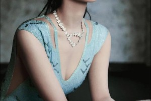 杨紫V领蓝裙高清壁纸：展现性感身材曲线