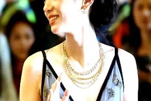 周也上海电影节深V吊带裙惊艳全场