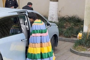 向佐杭州商演鸡蛋饼造型引热议，奇装异服成焦点